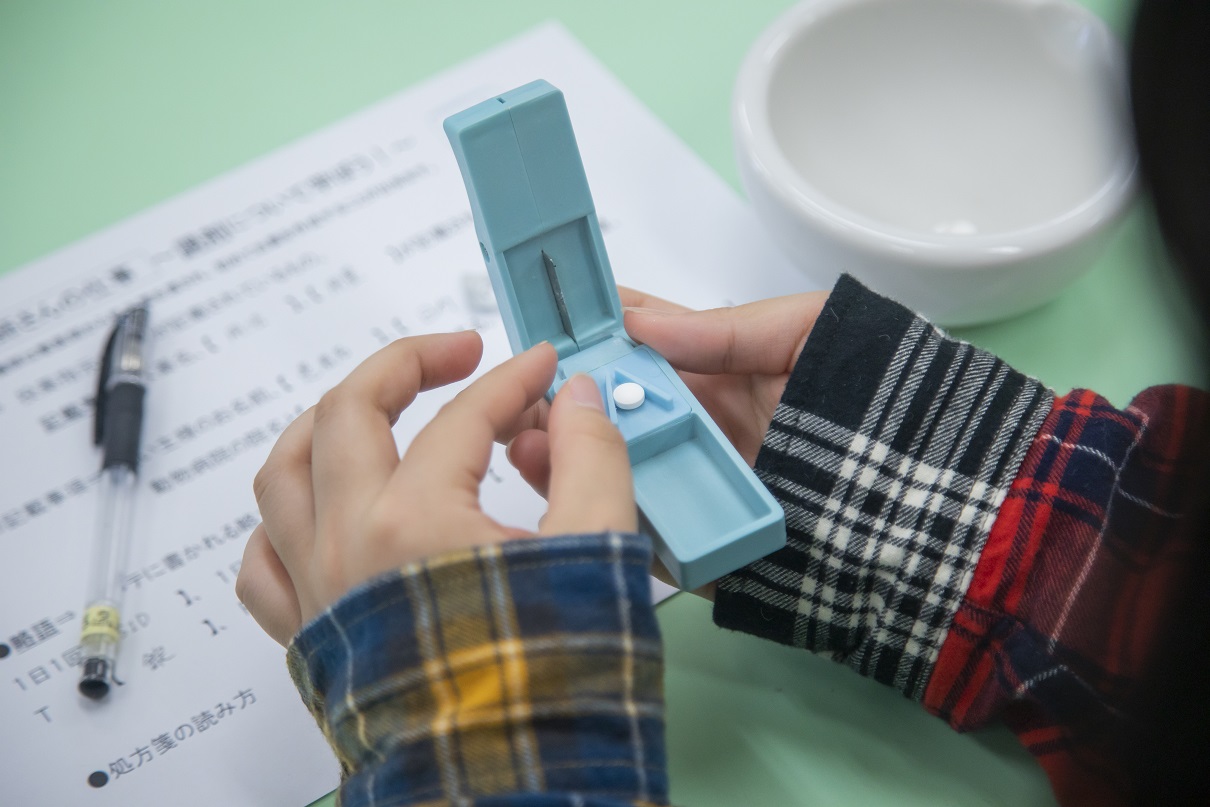 【愛玩動物看護学科】ワンちゃんの調剤体験